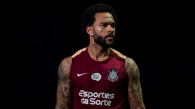 Marcelo Paz indica caminho para renovação de Memphis Depay no Corinthians