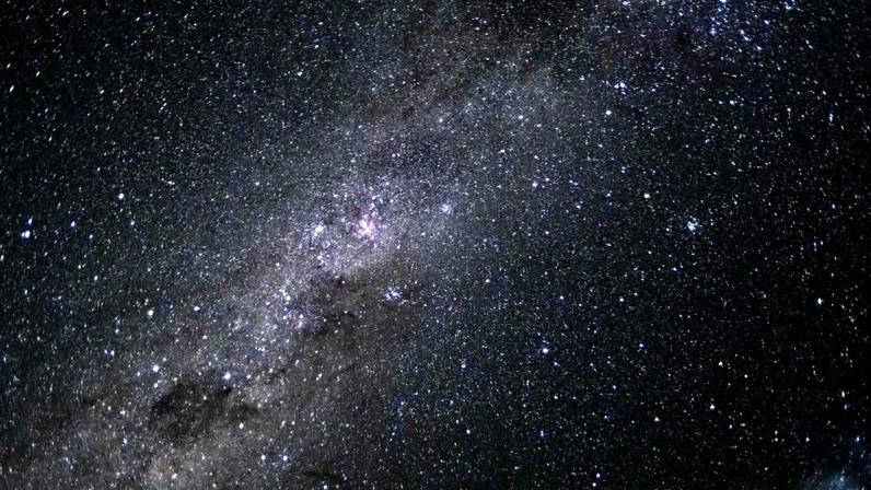 Após sobrevoo lunar, astronautas registram Via Láctea com estrelas e poeira brilhante (Imagem: NASA)