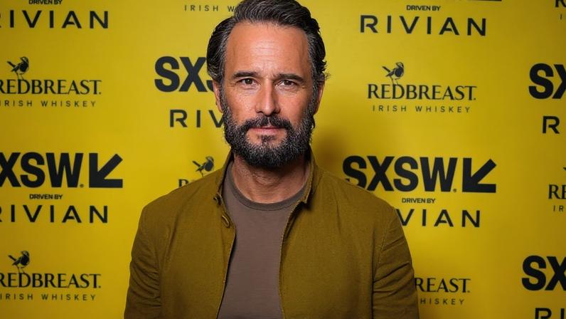 Rodrigo Santoro leva a primogênita a parque na Espanha