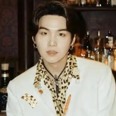 Suga, do BTS, revela a origem real do nome artístico em episódio da Wired