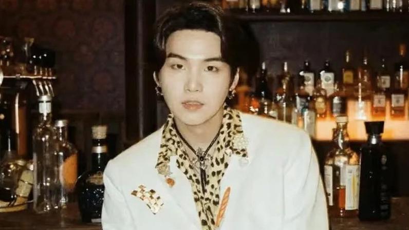 Suga, do BTS, revela a origem real do nome artístico em episódio da Wired