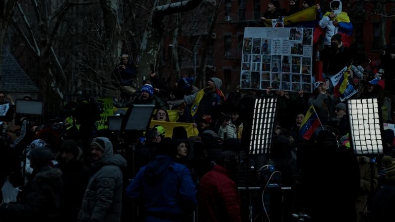 Manifestação em janeiro em frente a um tribunal federal em Nova York em apoio à queda de Maduro. Crédito: Karsten Moran/The New York Times