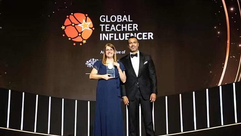 Débora Garofalo recebeu o prêmio das mãos de Jay Varkey, vice-CEO da GEMS Education