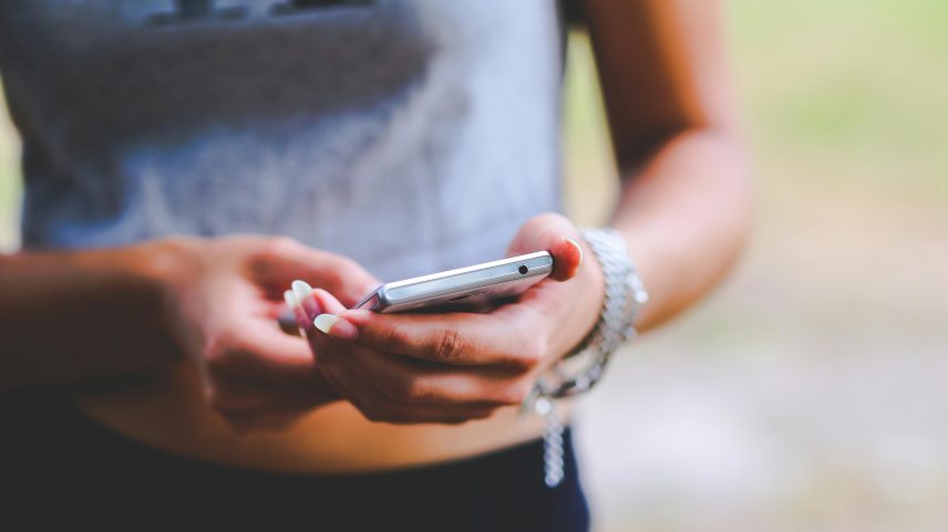 Uso passivo das redes sociais e comparação social elevam sintomas de ansiedade e solidão