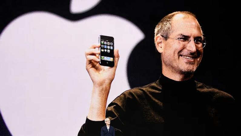 Fundada por Steve Jobs e Steve Wozniak em 1976, empresa construiu ecossistema integrado e se tornou referência no mercado tech (Foto: David Paul Morris/Bloomberg)