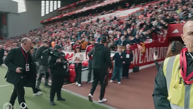 Klopp se reencontra com lendas do Liverpool e Dortmund em bastidores