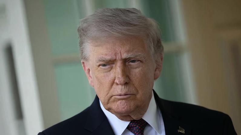 Presidente dos EUA, Donald Trump, fala com a imprensa do lado de fora do Salão Oval, na Casa Branca, em Washington, DC, em 13 de abril de 2026.