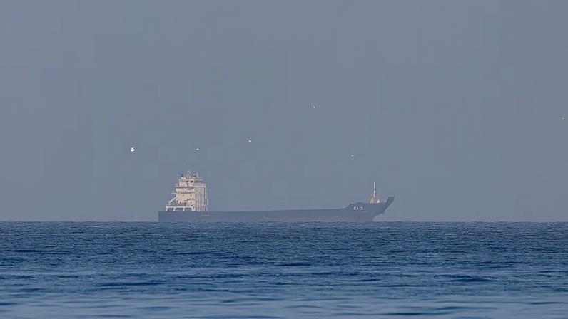 As embarcações iranianas continuam a dominar o tráfego na hidrovia (Foto: Bloomberg)