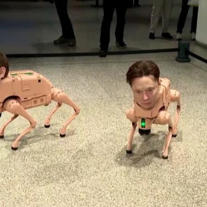 Musk, Zuckerberg e Bezos visitam museu com cães-robôs exibindo imagens