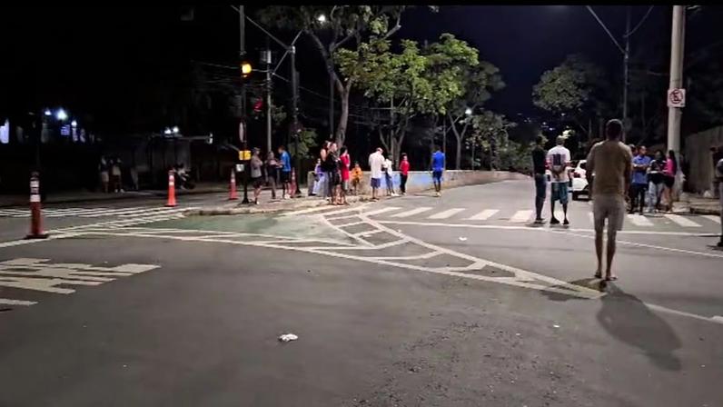 Testemunhas relataram que o rapaz teria tentado alcançar o ônibus e chegou a bater na porta do veículo na tentativa de fazê-lo parar.