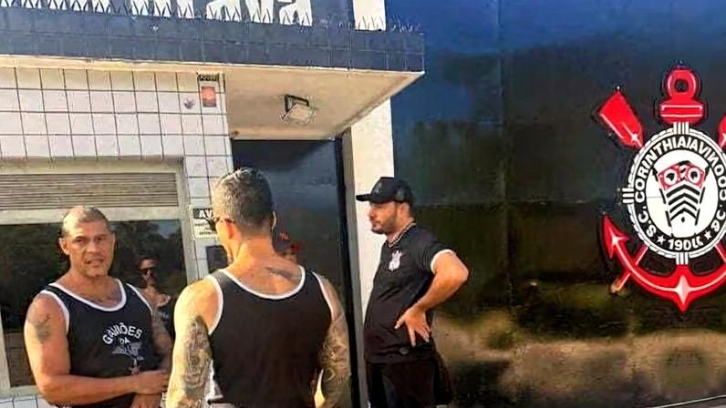 Gaviões da Fiel protesta após derrota do Corinthians contra o Fluminense