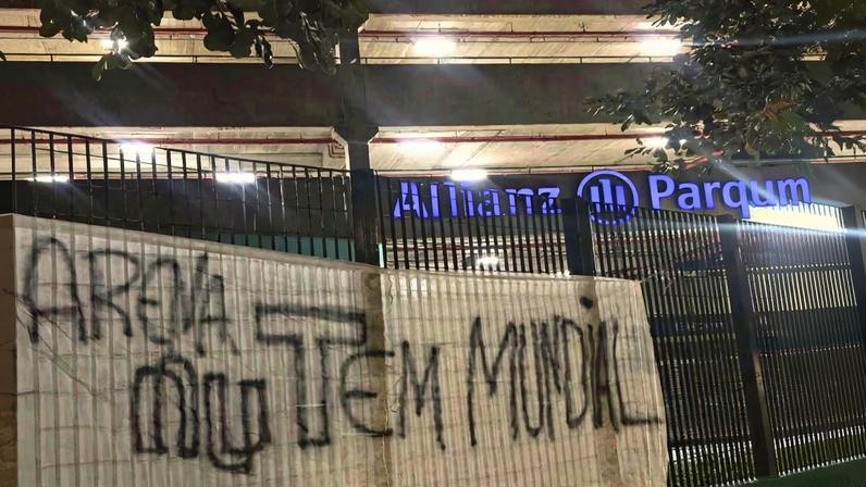 Torcida do Corinthians exibe faixa provocando Palmeiras com Arena Nu tem Mundial