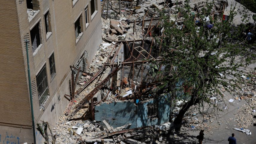 Um homem caminha ao lado de um prédio residencial danificado por um ataque em 4 de março, em Teerã , Irã,