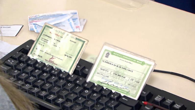 Documento oficial com foto e comprovante de residência são exigidos para regularização