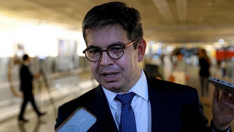 O líder do governo, Randolfe Rodrigues, defende nova indicação de Lula ao Supremo