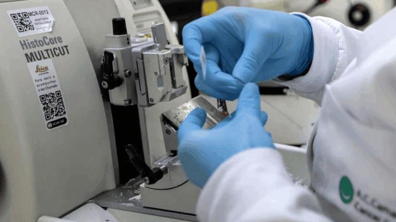 Lei elenca os procedimentos relacionados à garantia do acesso universal e igualitário a vacinas, medicamentos e produtos de terapia avançada