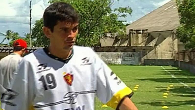 Valdir Papel ficou marcado por sua passagem pelo Vasco na final da Copa do Brasil de 2006 e pela carreira de "andarilho", defendendo mais de 30 clubes brasileiros.