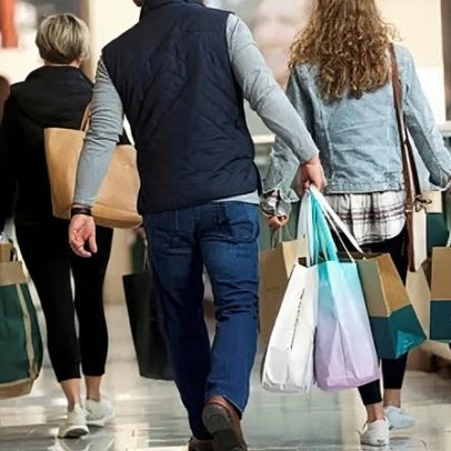 Vendas do varejo no Brasil sobem 0,6% em fevereiro, aponta IBGE