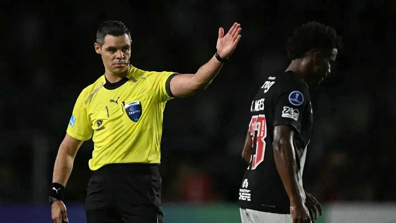 Thiago Mendes em Vasco x Audax Italiano pela Sul-Americana (Foto: Mauro Pimentel / AFP)