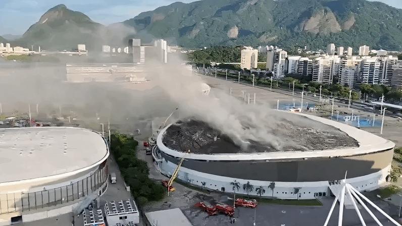Na imagem de um drone do COR-Rio, o fogo já controlado pelos bombeiros no velódromo do Parque Olímpico, na Avenida Abelardo Bueno, na Barra da Tijuca.