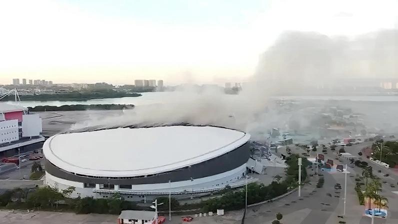 Velódromo ainda contém focos de incêndio durante a tarde de quarta-feira (Foto: João Fraga/Lance!)
