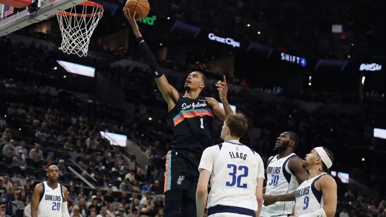 Wembanyama contra os Mavericks na última noite (Foto: Getty Images via AFP)