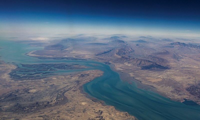 Vista aérea da ilha de Qeshm, separada do continente iraniano pelo Estreito de Ormuz