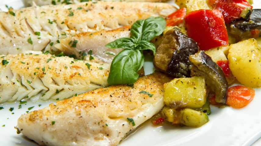 Pescada assada com legumes é opção leve e prática para a Sexta-Feira Santa