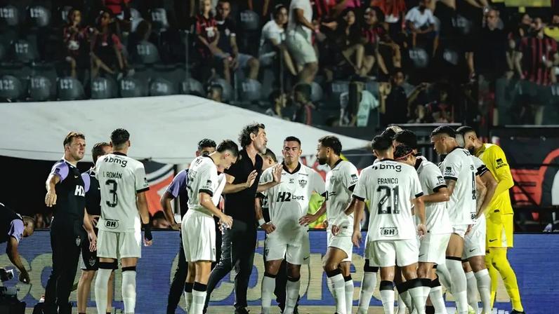 Jogadores do Atlético e Eduardo Domínguez (Foto: Pedro Souza / Atlético)