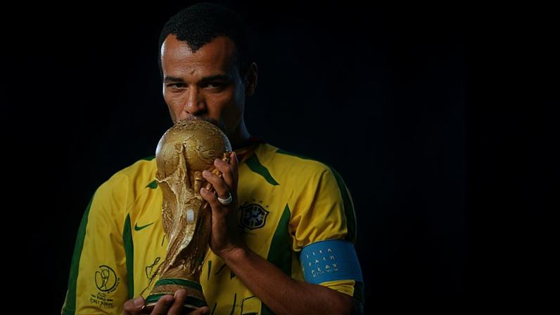 Cafu ergueu a taça do penta no Japão.