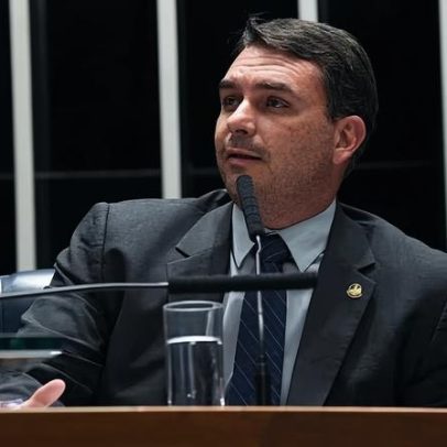 Flávio Bolsonaro convida jovens a tirar título de eleitor e critica Lula