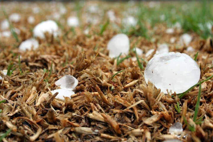 Tempestades de granizo têm chamado atenção no Brasil pelos estragos causados. O fenômeno ocorre quando gotas de água congelam em grandes altitudes, formando pedras de gelo que caem com força, podendo provocar danos e riscos à população.