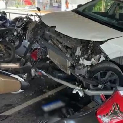 Idosa perde controle e atinge oito motos em estacionamento de Goiânia