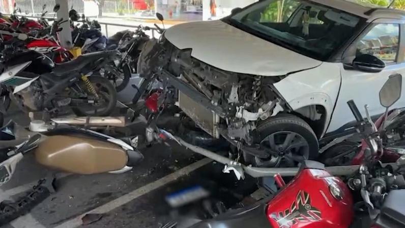 Carro destruído após bater em motos em estacionamento
