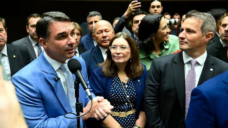 Flávio espera justiça para Bolsonaro e condenados pelo 8/1 após veto derrubado