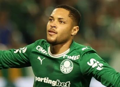 Vitor Roque passa por cirurgia no tornozelo e volta somente após a Copa