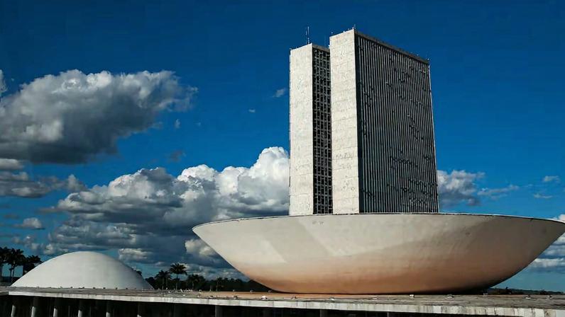 Para missões oficiais dentro do país, os parlamentares recebem diárias de R$ 842