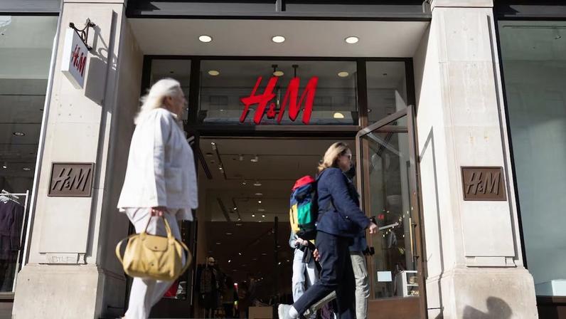A concorrência com a Inditex, proprietária da Zara, e marcas de baixo custo, como Shein e Primark, tem sido um desafio para a relevância da H&M. (Foto: Qilai Shen/Bloomberg)