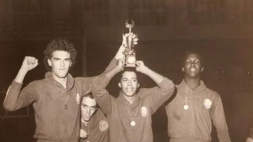 Oscar Schmidt (à esquerda) ao lado de outros jogadores do Palmeiras em 1975. Foto: Acervo/Palmeiras