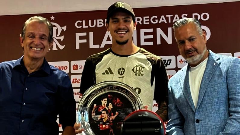 Flamengo homenageia Pedro por recorde quebrado no Fla-Flu