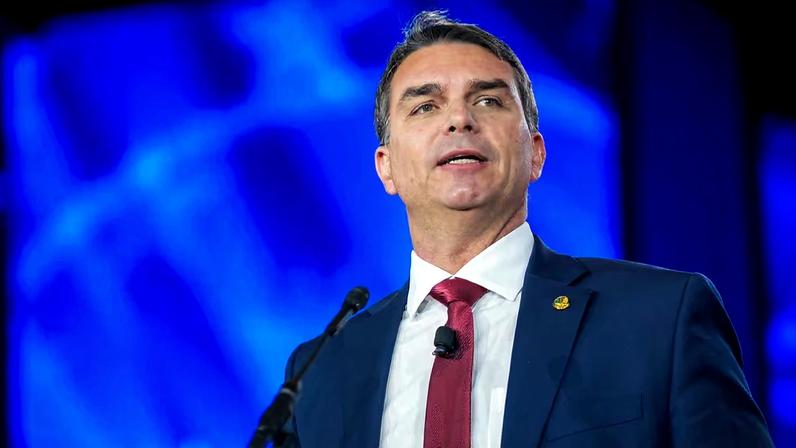 Derrota de Messias leva Flávio Bolsonaro a defender impeachment no STF