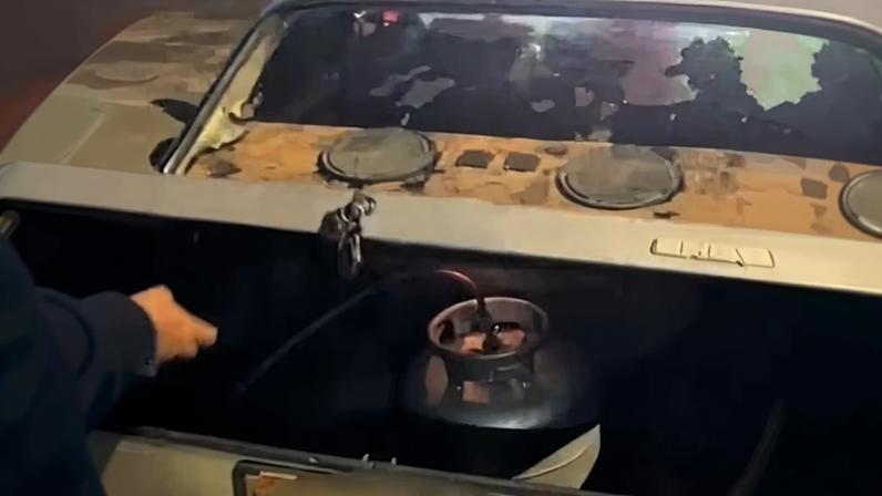 Carro movido a gás de cozinha apreendido pela blitz