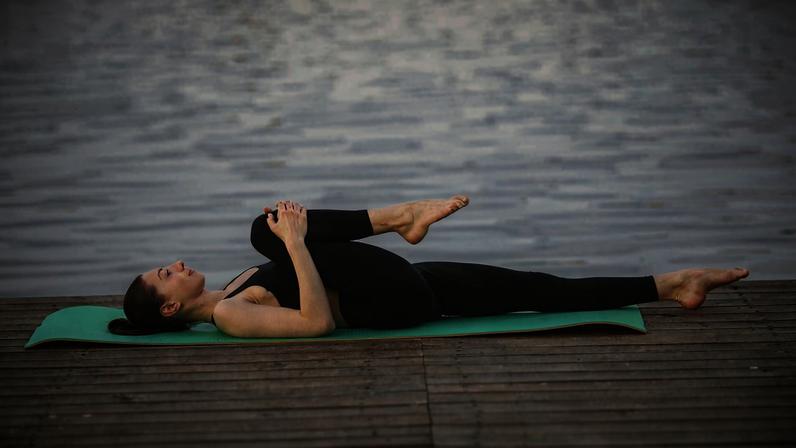 Estudo mostra benefícios de exercícios realizados deitado