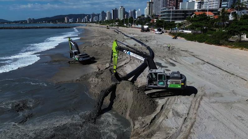 Operação da draga na megaobra de alargamento da Praia Central de Balneário Piçarras.