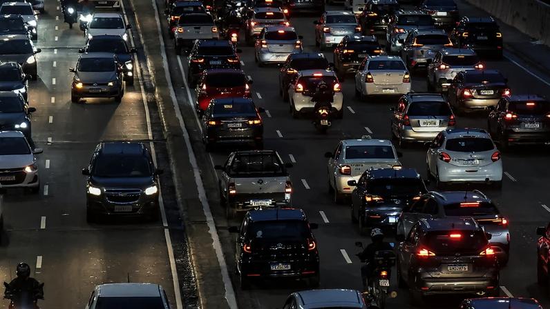 Movimentação do trânsito no corredor Leste-Oeste na altura da Rua da Consolação, região de central de São Paulo. Foto: Taba Benedicto/Estadão - 12/03/2026