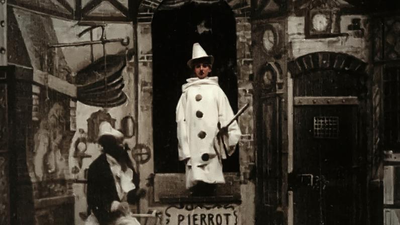 Robô com aparência de palhaço em cena do filme 'Gugusse e o Autômato'