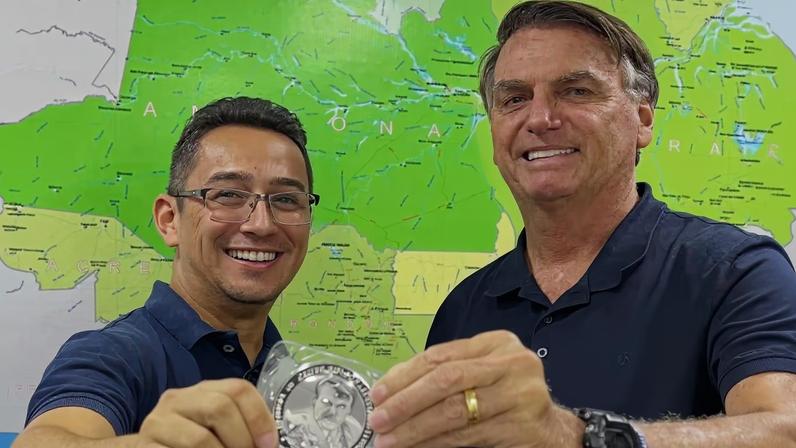 Defesa diz que Carlos Eduardo já atuou como acompanhante de Bolsonaro em outras ocasiões