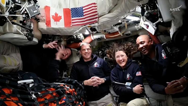 Os astronautas relatam dia a dia e desafios enfrentados durante a missão