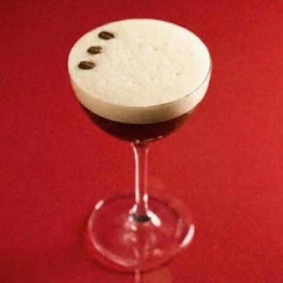 Espresso Martini, drink da semana, ganha versatilidade no Brunch ao Happy Hour