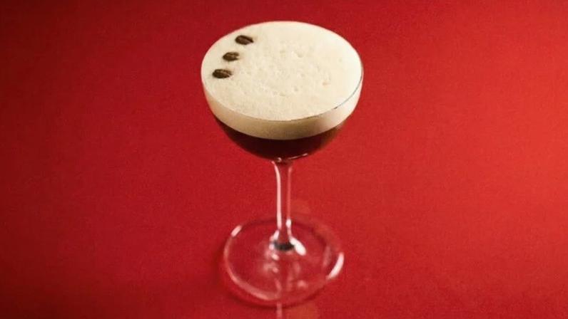 Lais Acsa O Espresso Martini foi criado em 1983 em Londres; na foto, a versão do Bar Astor